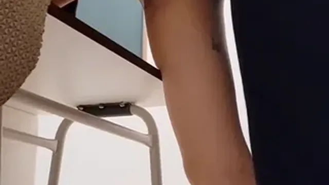 호기심 가득한 여학생에게 섹스가 무엇인지 친절하게 알려주시는 선생님