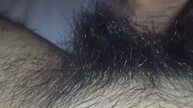 걸죽한 침으로 자지를 감싸고 목구멍까지 삼켜버리네