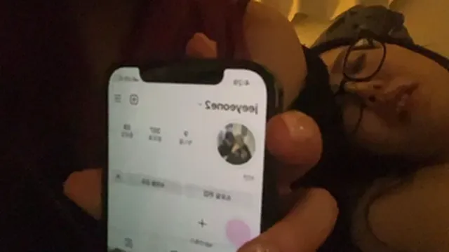조신하게 생겼는데 냅다 젖을 까버림
