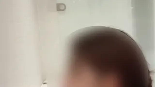 욕조에서 발빨아주는 내 여친