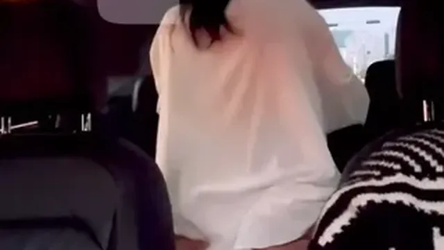 운전하는 친구뒤에서 카섹 즐기기