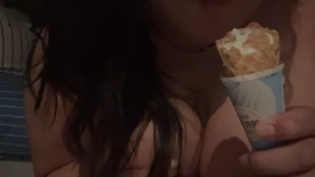아이스크림 쳐먹으며 찌찌 까주는 돼랑이