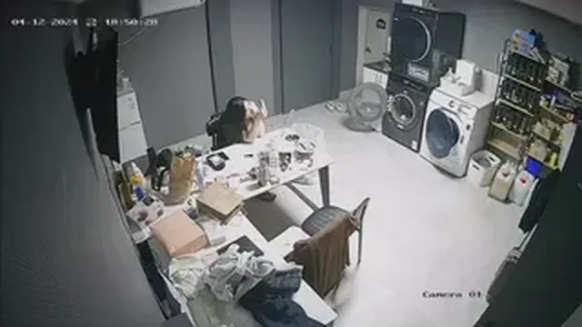 스웨디시 업소녀 대기실에서 누군가와 젖꼭지 보여주면서 영통