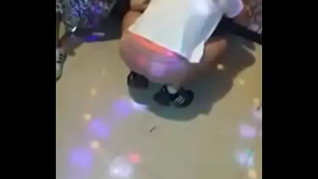 Putting panties on in karaoke - Korean porn - Daughter.com