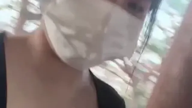 인근 야산에서 실시간으로 노출방송하는 지혜