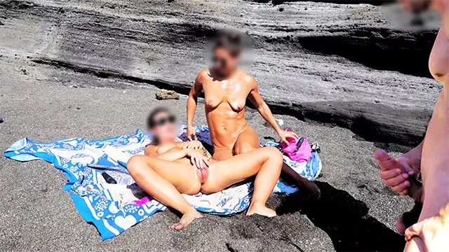 BEACH PRANK FOR TWO FIT GIRLS: my friend Fede goes to the beach with a friend of hers and arranges a spicy encounter with my cock