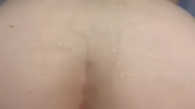 욕조에서 뒤로 박히는데 후장에 손가락 넣어주니 개좋아함