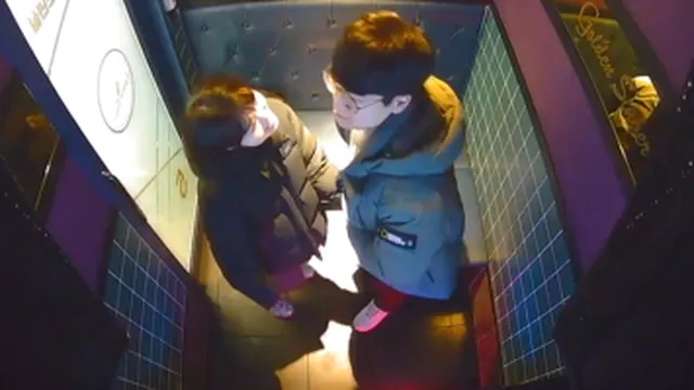 어느 코인 노래방 12번방의 네 커플