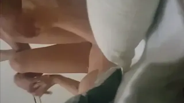 이쁘장한 여자친구 칭얼대는거 달래면서 섹스