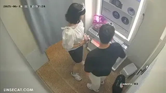 인생네컷 부스에서 찐하게 키스하는 커플들