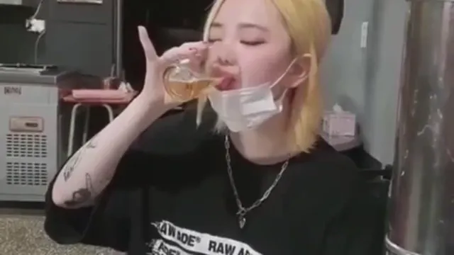 원샷하고 숙취 해소하러 화장실가는 리리