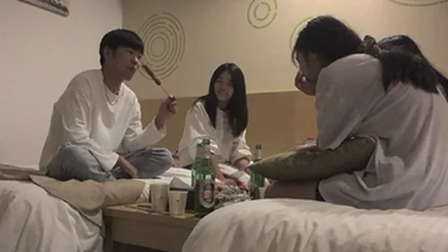 취해서 지 남친도 못 알아보고 딴놈에게 박히네