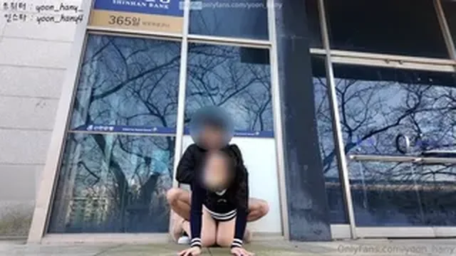신한은행 앞에서 떡치고 오줌싸는 정신나간 커플