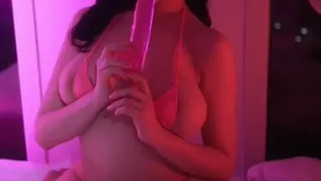 딜도로 쑤시면서 뭔가를 찍찍싸대네!!