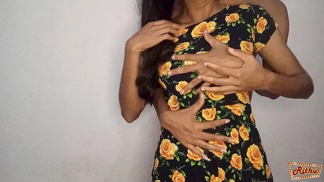 අල්ලපු ගෙදරට ආපු ගමේ කෙල්ලට හුකල හුකල බඩු ඇතුලෙම යැව්ව - Sri Lankan very beautiful village girl fuck cum inside pussy