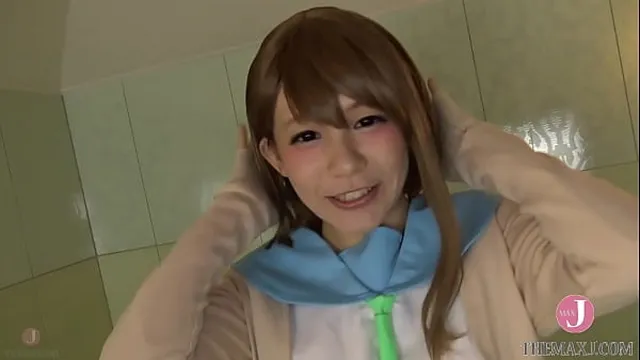 Even though she's in a high sch●ol student cosplay in neat and innocent love, happily giving a devilishly erotic blowjob!