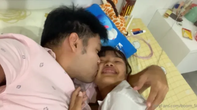 정확히 얼굴에 조준하고 좆물을 발싸