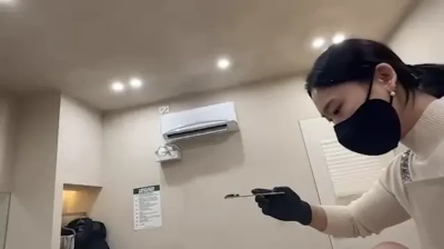 쿠퍼액 흘리며 여자 왁서와 대화