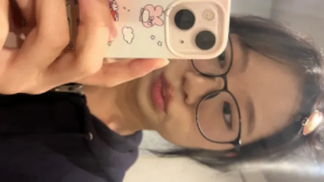 쓰리썸 즐기는 미모의 여대생 유출 2