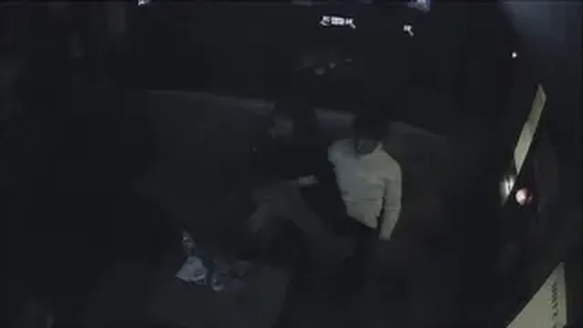 노래방에서 끈적한 시간을 보내는 커플