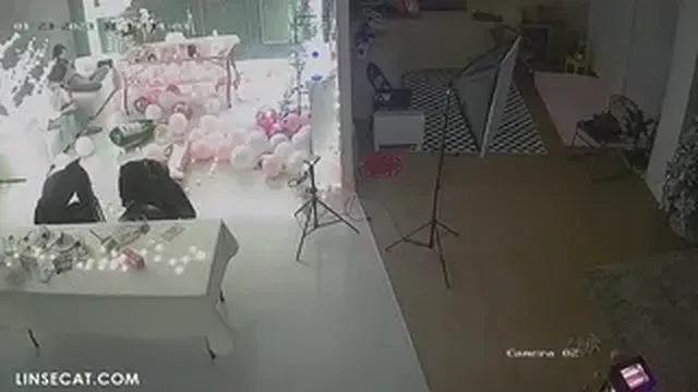 이벤트룸에서 즐거운 시간 보내는 커플